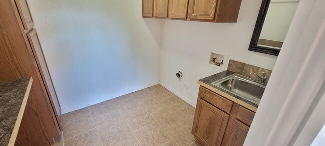 Building Photo - LARGE HOME WITH MANY UPDATES