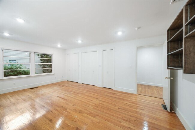 Building Photo - 140 Paulson Rd