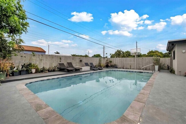 Building Photo - 530 NW 39th St