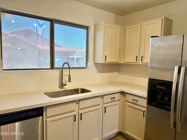 Building Photo - 2358 E Peach Tree Dr