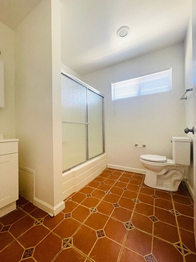 Building Photo - 807