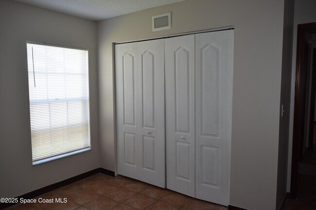 Building Photo - 1941 Talloak Rd