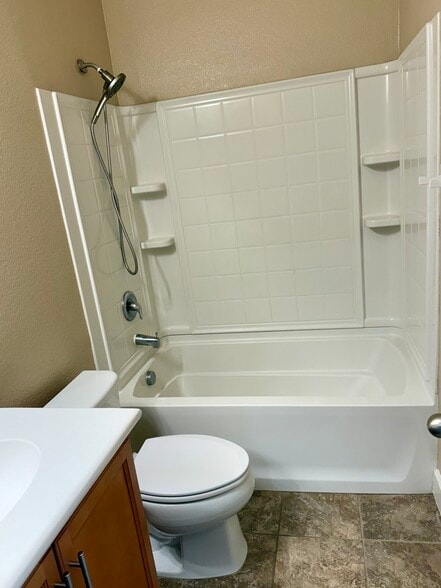 full upstiars bathroom 3rd floor - 722 El Paseo Cir