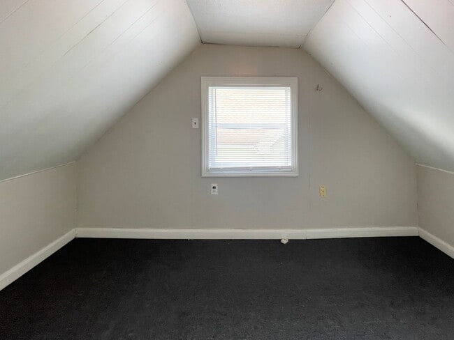 Building Photo - PRELEASING for AUGUST! Close to Campus