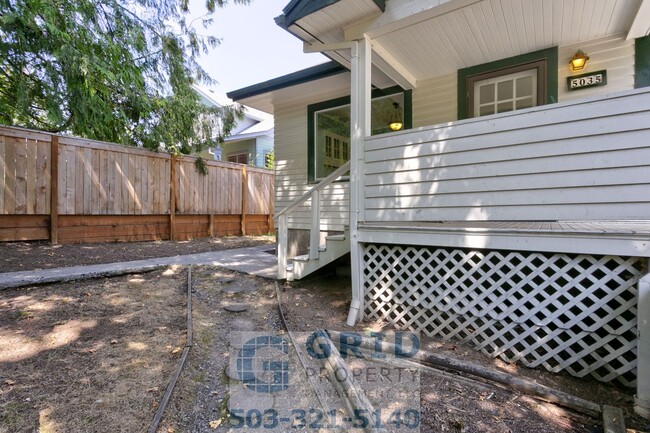 Building Photo - 4+ Bedroom, 2 Bath Craftsman Bungalow Avai...