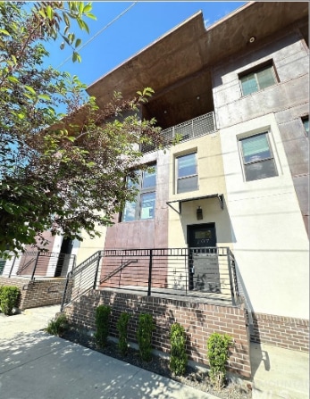 Building Photo - 1514 W River St