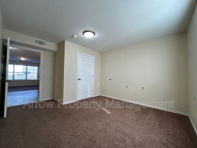 Building Photo - 1009 W 14-1