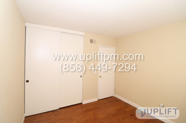 Building Photo - 3 Bed, 2 Bath House w/ 2-Car Garage, Priva...