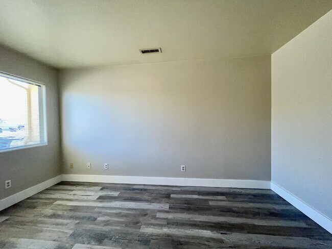 Building Photo - 2 bed 2 bath central location.