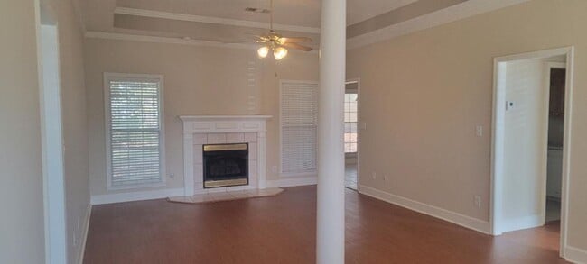 Building Photo - AVAILABLE NOW - CALL US FOR A SHOWING!