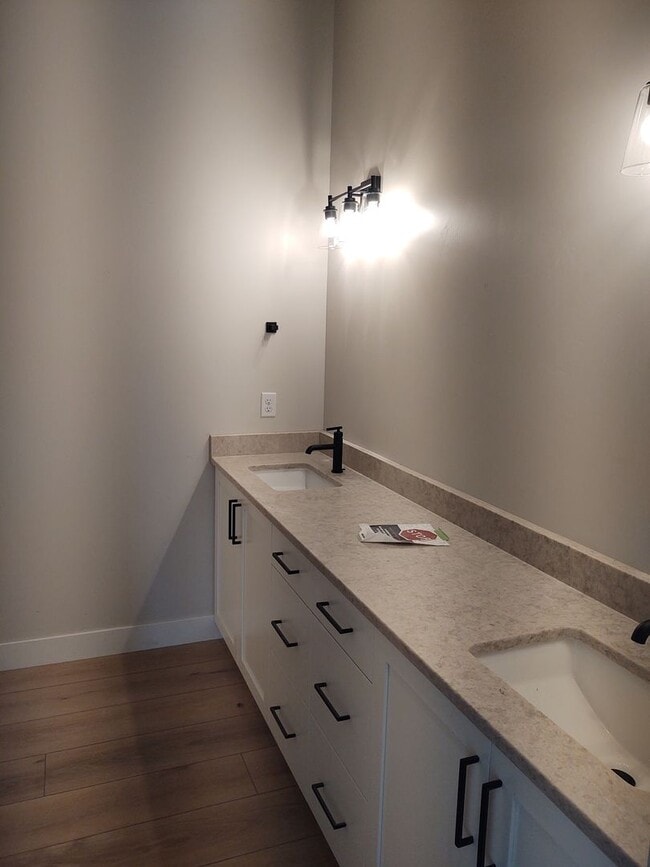 Building Photo - LIKE NEW 3 Bed Snowberry Dr!