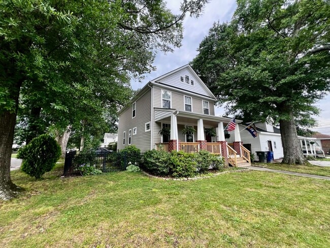 Building Photo - Gorgeous Home in the heart of Bayview Beach