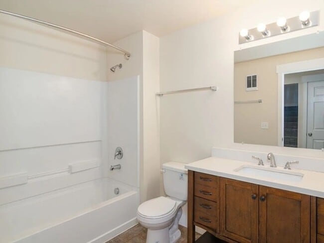 Building Photo - 4 Bed, 2 Bath Duplex Next to EWU!