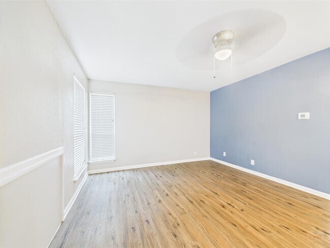 Building Photo - 1000 W 26th St
