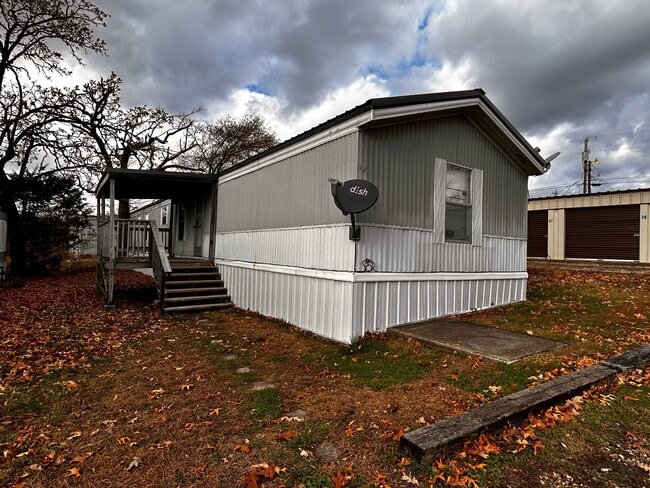 Primary Photo - 813 State Hwy Z