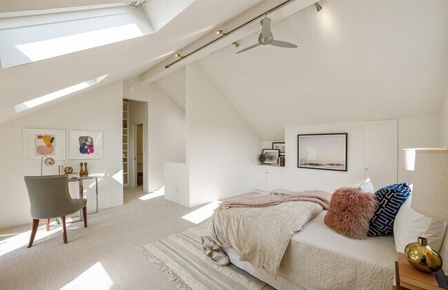 Building Photo - 2548 Pine St