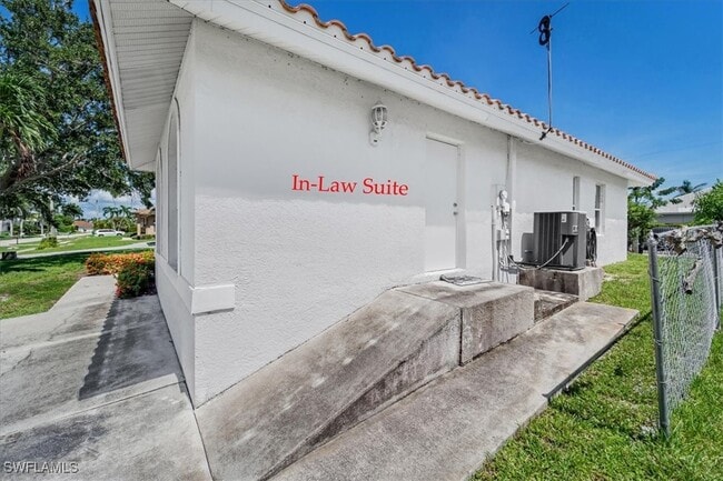 Building Photo - 1833 N Bahama Ave