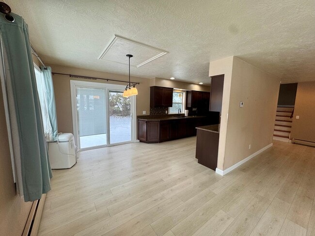 Building Photo - 4 Bedroom | 2 Bathroom Single Family Home | Renovated | Coal Valley