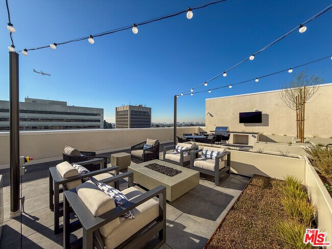 Building Photo - 201 N La Brea Ave