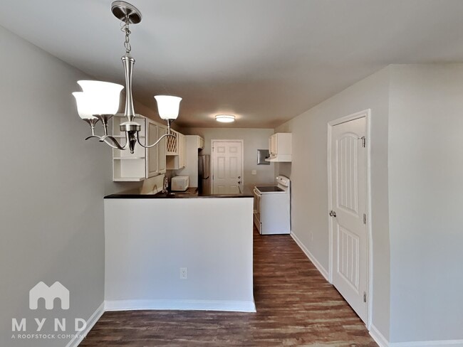 Building Photo - 305 S Spargo St