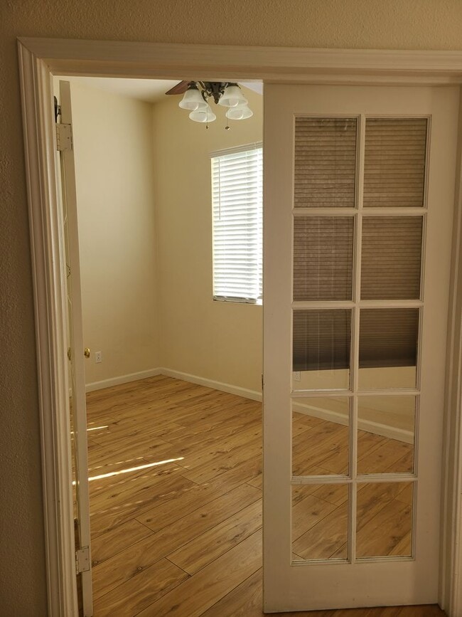 Building Photo - Willow Springs 4 Bdrm, 3 Bath