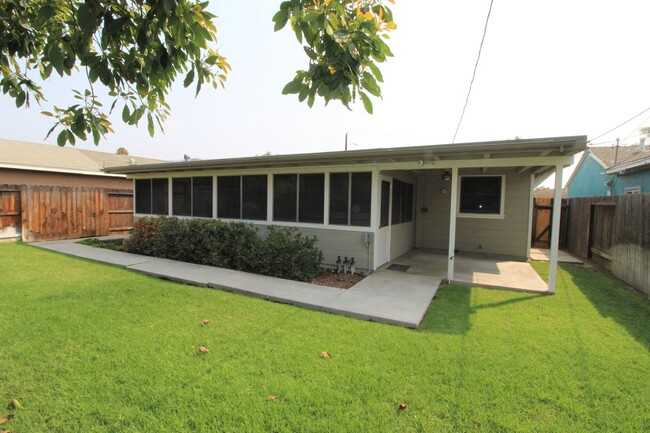 Building Photo - Quaint Santa Paula Home