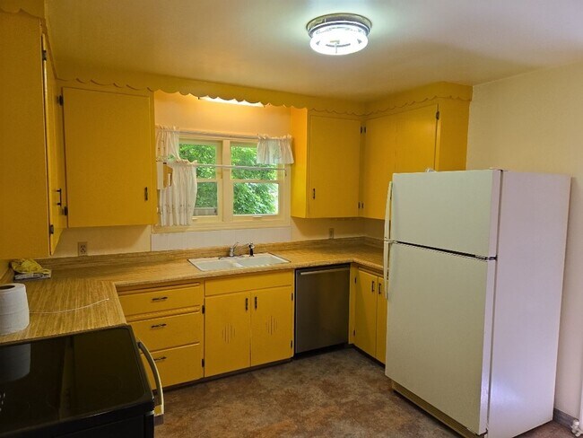 Building Photo - Spacious 4-bedroom family home features ga...