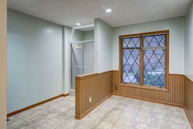 Building Photo - Large home in a beautiful setting close to...