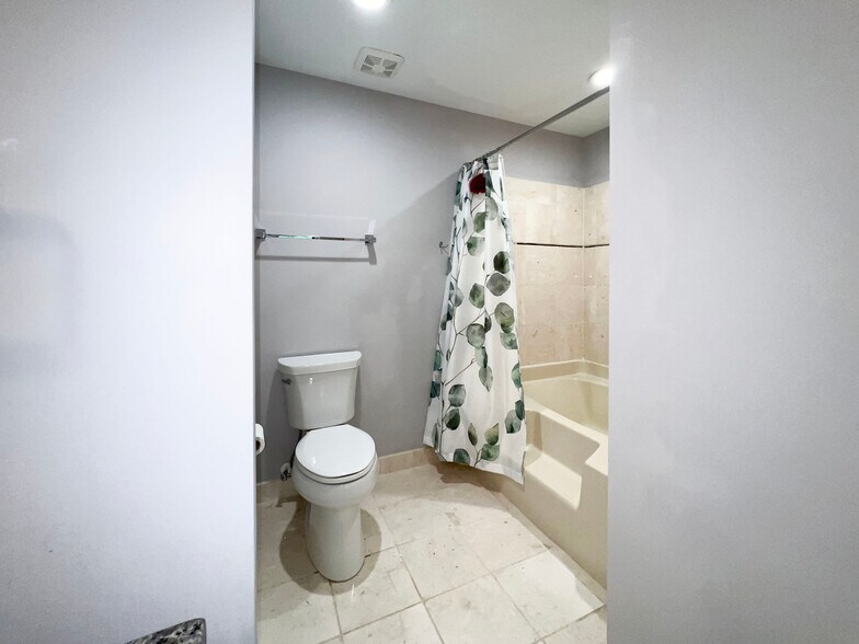 Building Photo - 221 New Kent Pl