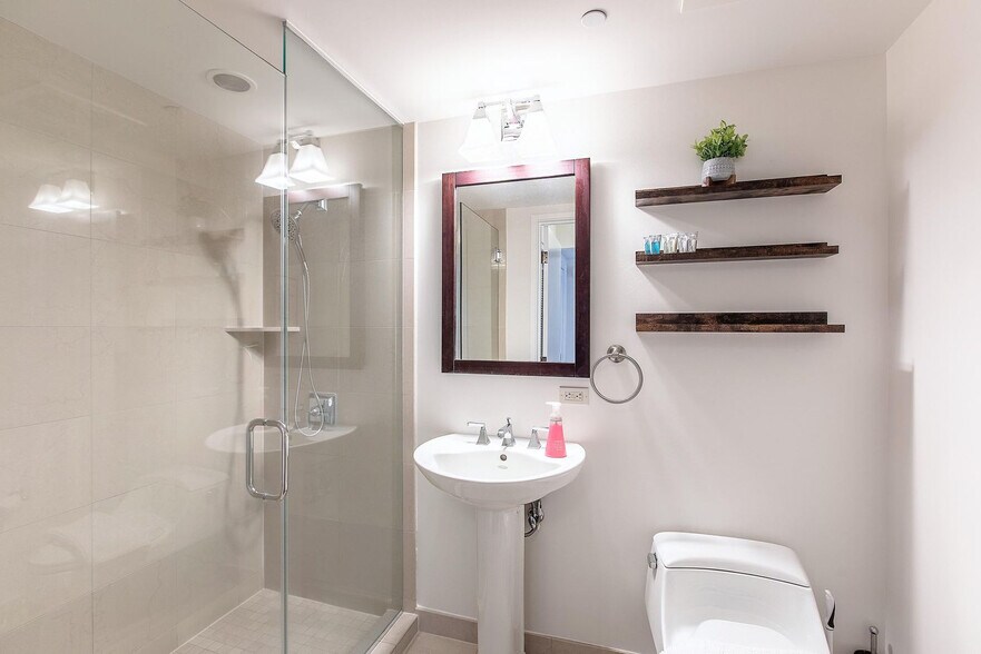 Building Photo - 1551 Ala Wai Blvd