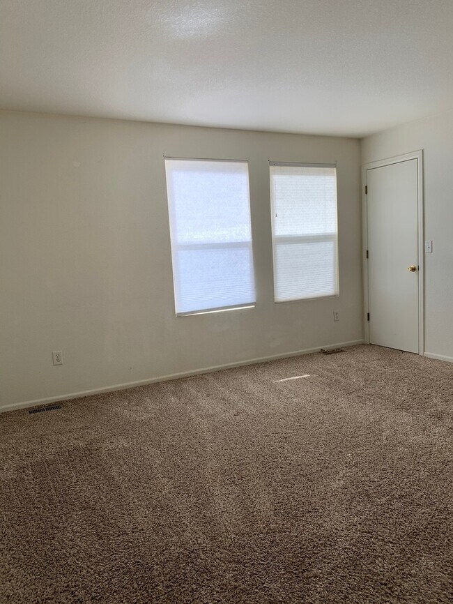 Building Photo - Beautiful 3 Bedroom 2 Bath Townhome with Attached 1 Car Garage for Rent in Northwest Loveland, CO