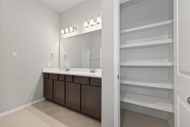 Building Photo - 8619 Gleaming Vlg Wy