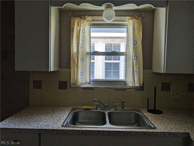 Building Photo - 990 Bellevue Ave