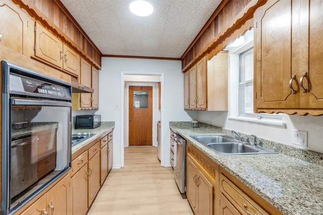 Building Photo - 401 Daisy Dr