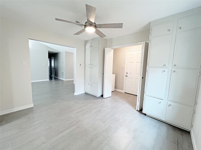 Building Photo - 6210 Creekside Ln