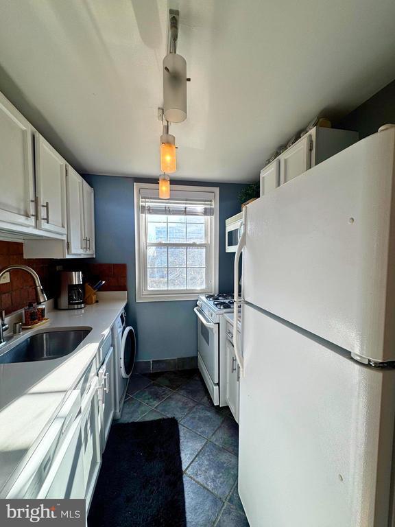 Building Photo - 4372 N Pershing Dr