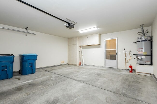 Building Photo - Peccole Ranch 3 Bed 2 Bath Gated Ascot Park Beauty