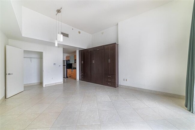 Building Photo - 1750 N Bayshore Dr