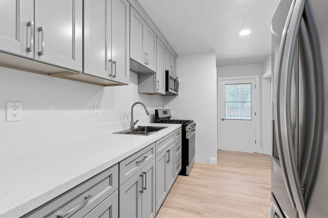 Building Photo - 1450 Rosewood Ln