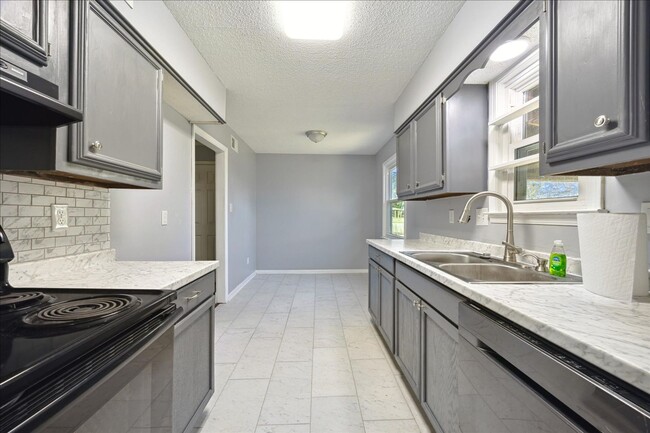 Building Photo - 3BED/2BATH REMODELED