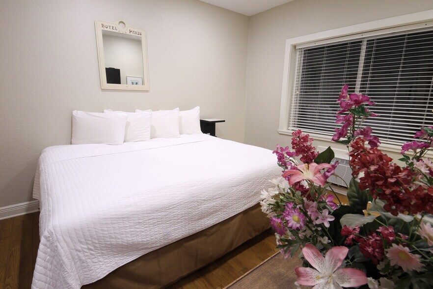 Typical Guest Room - 2105 Bristol W Ave