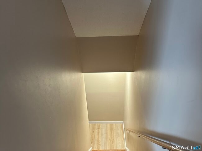 Building Photo - 256 Monticello Dr