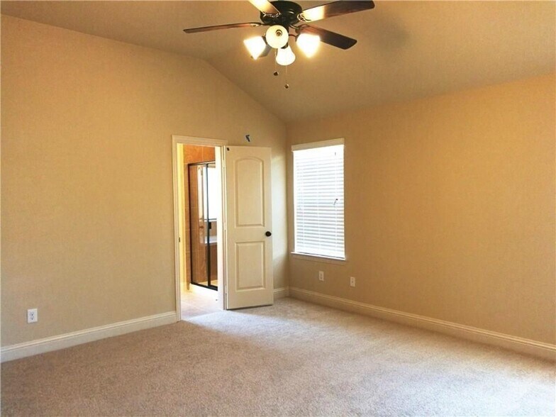 Building Photo - 638 Teakwood Dr