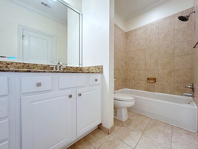 Building Photo - 3 Bedroom Townhouse in Gated Community off...