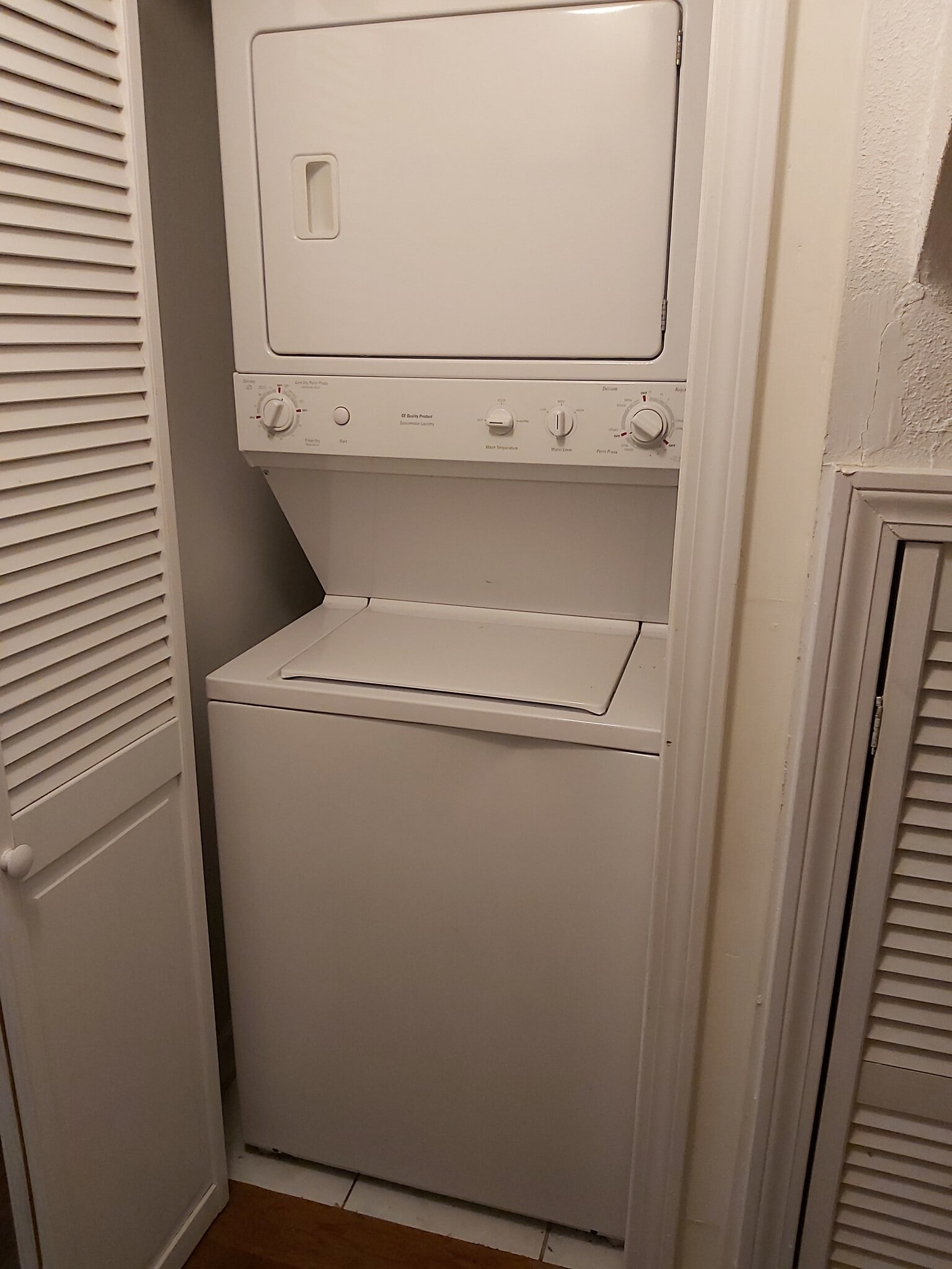 Building Photo - 83 Locust St