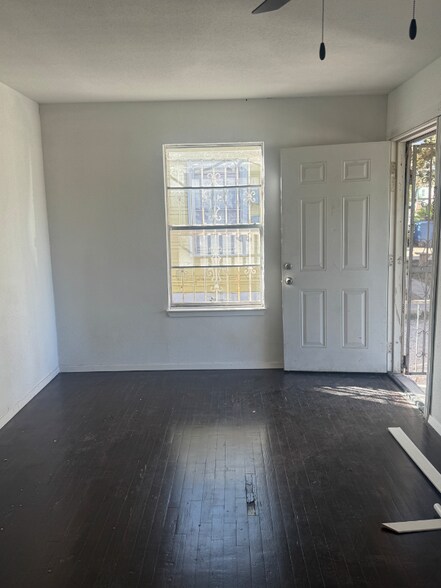 Building Photo - 1216 Gardina St