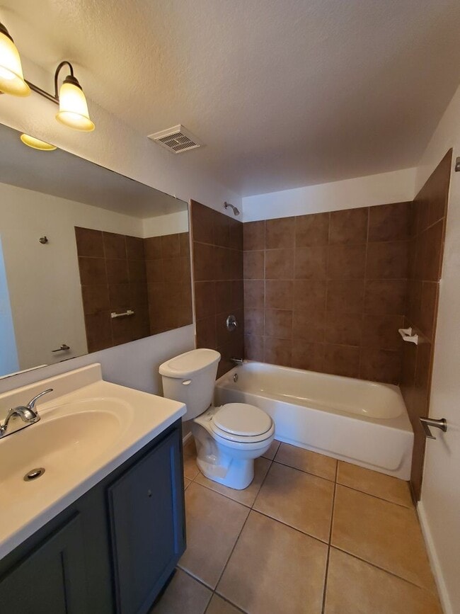 Building Photo - Townhome - newly remodeled kitchen - priva...