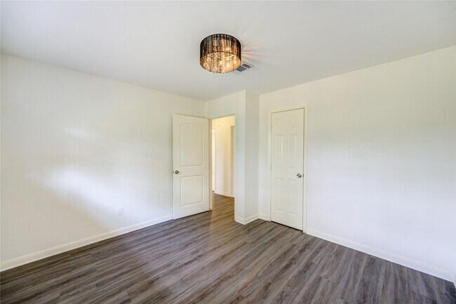 Building Photo - 9811 Shadydale Ln