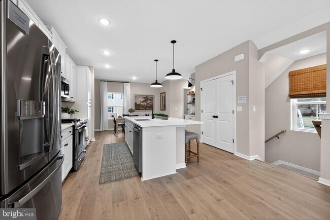 Building Photo - 44 Basswood St