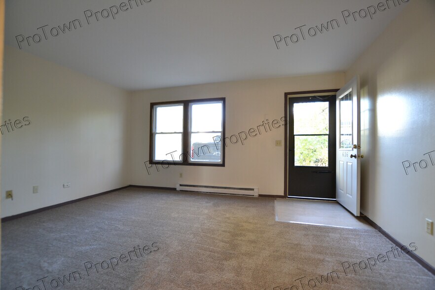 Building Photo - 636 Meadowood Ln